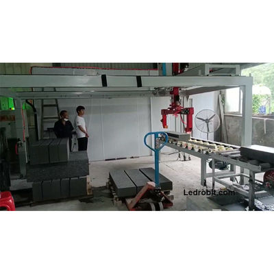 ロボット パレット化 自動積載・卸載システム フレーム付き自動クランプ卸載機